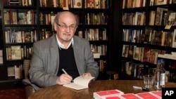 سوءقصد به جان نویسنده کتاب «آیات شیطانی»؛ فرماندار نیویورک: سلمان رشدی زنده است 