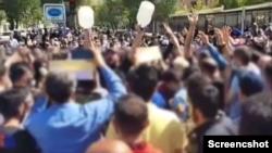 اعتراض گسترده به بی‌آبی در چهارمحال و بختیاری با شعار «مرگ بر رئیسی» 