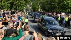 کاروان حامل تابوت ملکه الیزابت از میان عزاداران در اسکاتلند عبور کرد