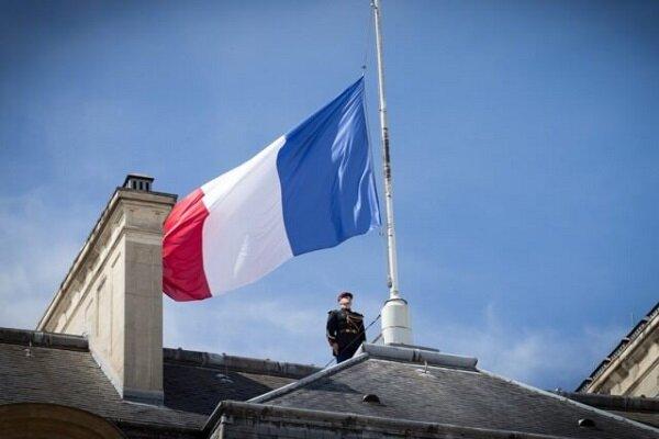 پرچم شهرداری‌های فرانسه برای خاکسپاری ملکه نیمه‌افراشته «نمی‌شود»