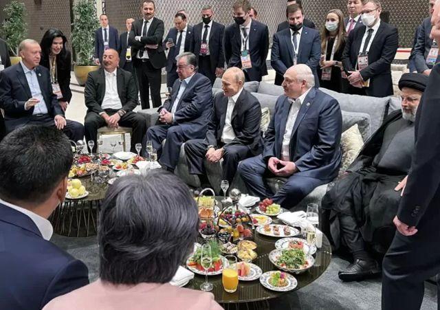 تصویر ابراهیم رئیسی در برابر میزی که بر رویش شامپاین دیده می‌شود، خبرساز شد - Gooya News