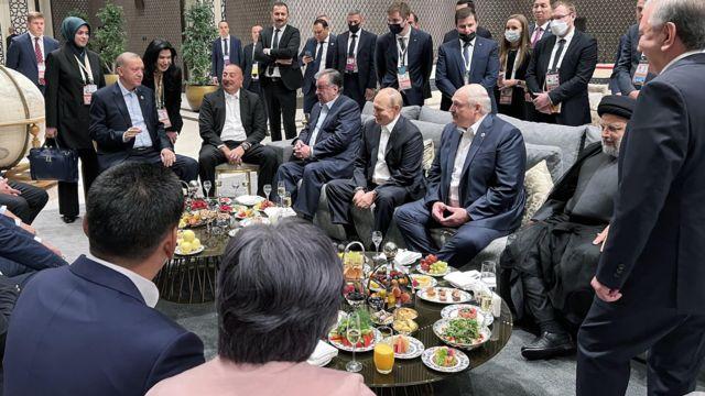 تصویر ابراهیم رئیسی در برابر میزی که بر رویش شامپاین دیده می‌شود، واکنش‌برانگیز شد