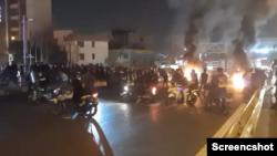 🔴 گزارش زنده | سوزاندن عکس قاسم سلیمانی در کرمان؛ معترضان شهرداری تنکابن را «تسخیر» کردند