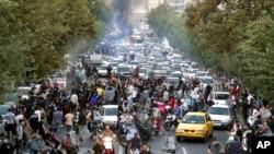 🔴 گزارش زنده | معترضان با شعار «مرگ بر این ولایت» در خیابان مانده‌اند