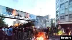 ادامه اعتراض‌ها در ایران؛ نیروهای امنیتی تور بازداشت‌ها را پهن کردند