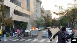 ازسرگیری اعتراضات با شعار «مرگ بر دیکتاتور»؛ دانشجویان دانشگاه تهران تجمع کردند