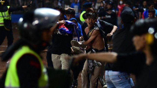 تعداد کشته‌های ازدحام جمعیت در یک مسابقه فوتبال در اندونزی به ۱۷۴ نفر رسید