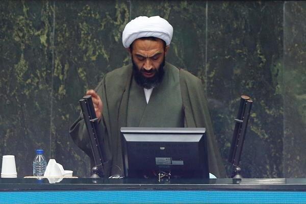 حمله تند نماینده به یک وزیر؛ از کفتربازی تا توییت بازی!