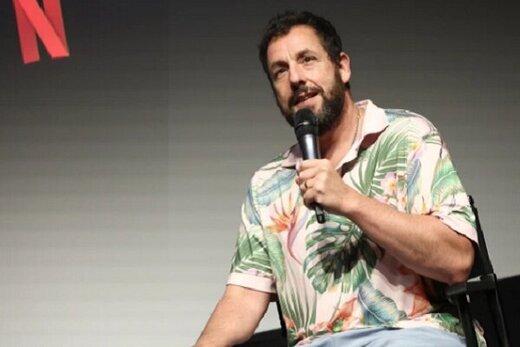 آدام سندلر جایزه می‌گیرد