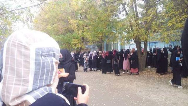 طالبان دروازه دانشگاه بدخشان را بر روی دانشجویان زن بست؛ معترضان شعار «زن، زندگی و آزادی» سر دادند
