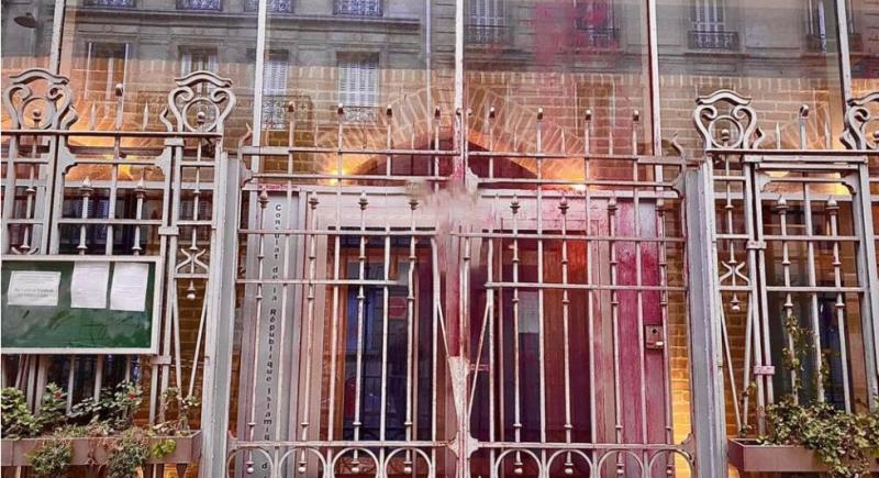   به ساختمان سفارت جمهوری اسلامی ایران در پاریس رنگ خون پاشیدند