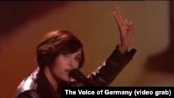 اجرای «برای» توسط رعنا منصور در برنامه «ویس آلمان» در همبستگی با اعتراضات سراسری ایران