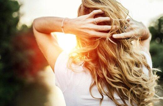 بازگشت طراوت به موها بعد از تابستان با چند راهکار ساده/ چگونه نور خورشید به شادابی مو آسیب می رساند؟
