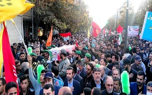 پیکر بسیجی شهید مدافع امنیت بر دستان مردم کاشمر تشییع شد