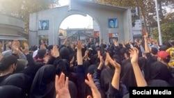 ادامه اعتراضات در ایران؛ مأموران به تجمع اعتراضی دانشگاه کردستان حمله کردند