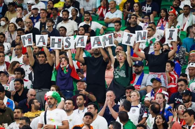 نام «مهسا امینی» در ورزشگاه، به رغم همه فشارهای ماموران قطری