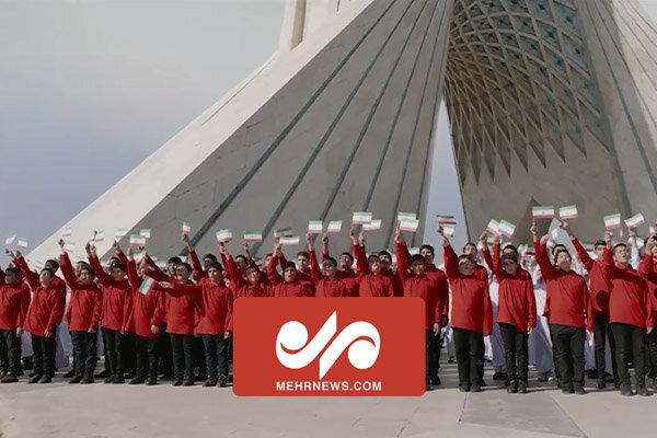 نماهنگ ایران افتخار من با اجرای ۳۰۰ دختر و پسر ایرانی