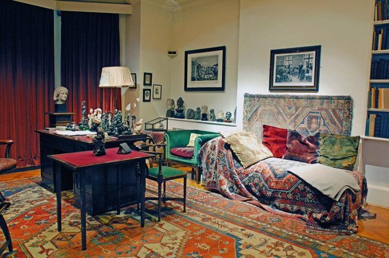 صنایع دستی ایران در اتاق کار پدر علم روانشناسی