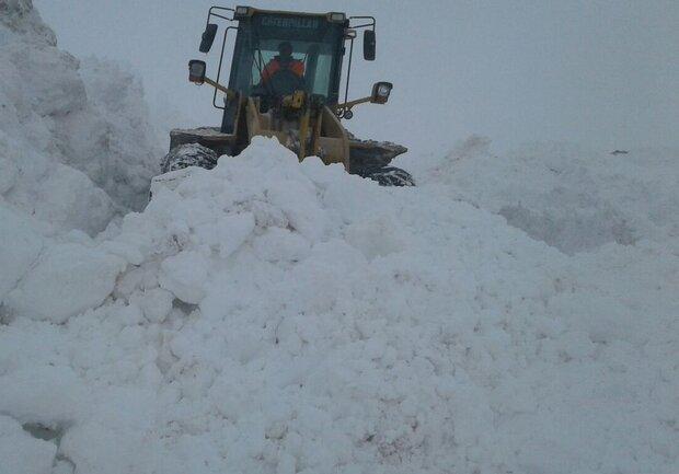 برف روبی و امدادرسانی به در برف ماندگان در پاوه ادامه دارد