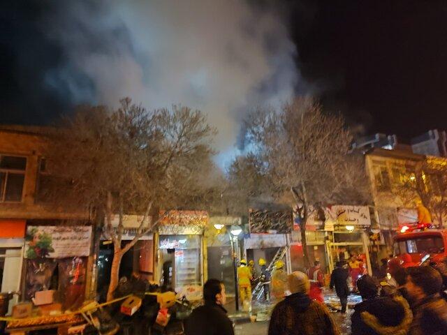 آتش‌سوزی گسترده هشت واحد تجاری در قوچان/ آتش هنوز مهار نشده است