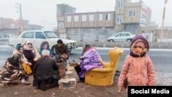 زلزله‌زدگان خوی گرفتار در برف و یخبندان: امام جمعه در «سوراخ موش» قایم شده است