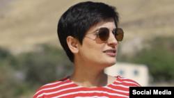 الهه محمدی، روزنامه‌نگار زندانی، از مردم خواست صبر پیشه کنند «تا ماه را با خود از غربت بیاورد»