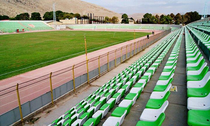 تخلیه آب زمین چمن با فرغون و ملاقه