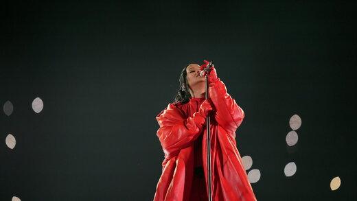 سورپرایزی که ریحانا در بین دو نیمه مسابقه سوپربول اعلام کرد / اتفاقی جالب برای خانم خواننده