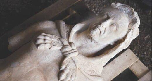 مجسمه هرکول حین تعمیر لوله فاضلاب کشف شد/ عکس