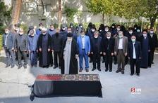 اقامه نماز رهبر انقلاب بر پیکر همسر شهید آیتالله مطهری