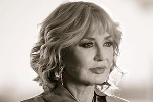 واکنش گوگوش به ماجرای جنجالی بیلبورد تبلیغاتی - Gooya News