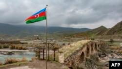 تنش در قفقاز؛ پرچم جمهوری آذربایجان در ارمنستان به آتش کشیده شد