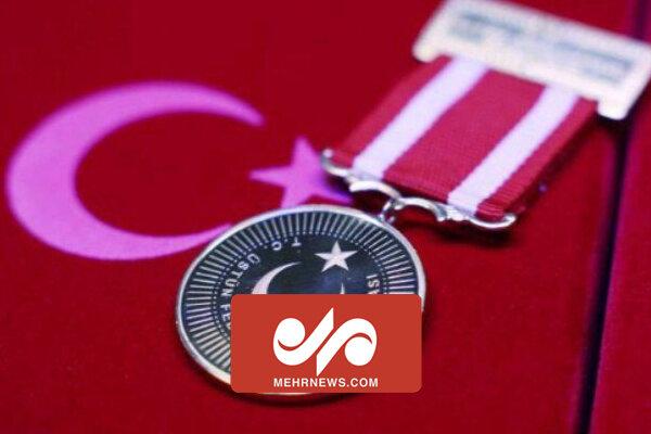 لحظه اهداء نشان فداکاری کشور ترکیه به رئیس جمعیت هلال احمر ایران