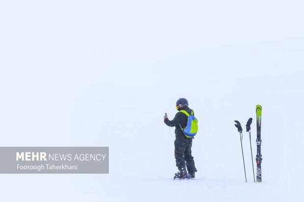 تداوم آشفتگی در «اسکی» با یک پناهنده دیگر/زیر پای رئیس لغزنده است