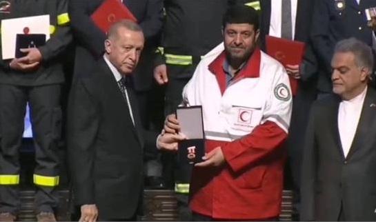 نشان فداکاری کشور ترکیه به رئیس جمعیت هلال احمر ایران اعطا شد
