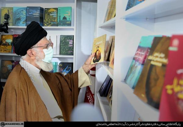 روایت بازدید سه ساعته رهبر انقلاب از سی و چهارمین نمایشگاه بین‌المللی کتاب تهران / اینجا خانه من است