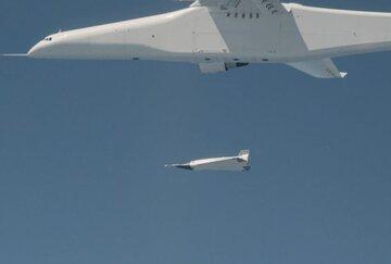 لحظه تماشایی پرتاب پرنده هایپرسونیک از بزرگترین هواپیمای جهان/ عکس