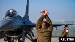 بایدن برنامه آموزشی خلبانان اوکراینی را برای جنگنده شکاری اف-۱۶ تایید کرد