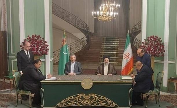 پنج سند همکاری میان تهران و عشق‌آباد در حضور رئیسی و «بردی محمداف» امضا شد