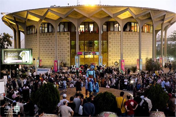 عروسک‌ها، محوطه تئاتر شهر را تسخیر کردند