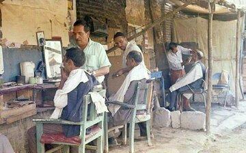 عکس زیرخاکی از بساط سلمانی‌های میدان شوش؛ عواقب ناخوشایند اصلاح با چای دارچینی