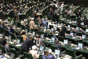 مشکل جدید؛ نمایندگان دو تا فیش حقوقی دارند / اغلب نمایندگان از شهرداری اتاق و از مجلس هزینه اتاق دریافت می کنند