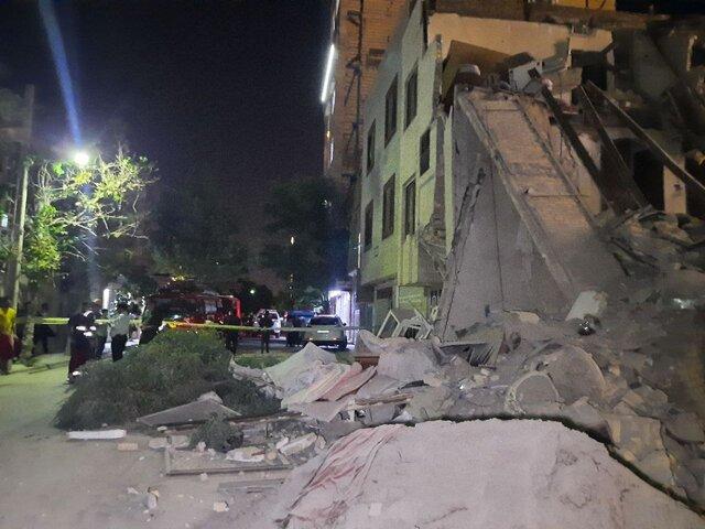 تخریب یک منزل مسکونی ۳ طبقه در بولوار توس مشهد در پی گودبرداری