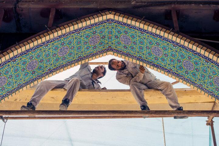 صحن حضرت زینب (س)به مرحله کاشی‌کاری رسید