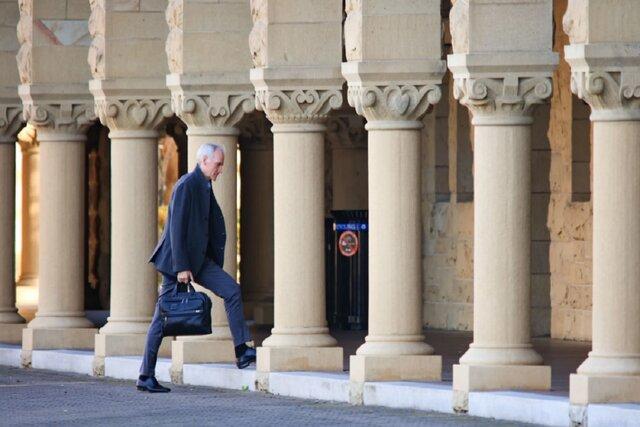 گزارش یک دانشجوی ۱۸ساله که موجب استعفای رییس استنفورد شد