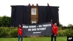 اعتراض «صلح‌سبز» به سیاست‌های نفتی بریتانیا؛ خانه ریشی سوناک سیاه‌پوش شد