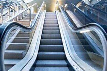 دست کودک تا آرنج در پله برقی؛ عذرخواهی عضو شورا به‌جای زاکانی از دختر ۹ ساله که دستش قطع شد