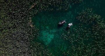 این روستای شگفت انگیز از کف دریاچه مرموز بیرون زده!/عکس