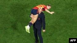 اقدام دولت اسپانیا برای برکناری رئیس فدراسیون فوتبال؛ پس‌لرزه‌های بوسه جنجالی ادامه دارد