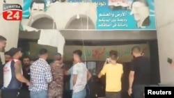 تداوم اعتراضات در سوریه؛ معترضان تصاویر اسد را پاره کردند